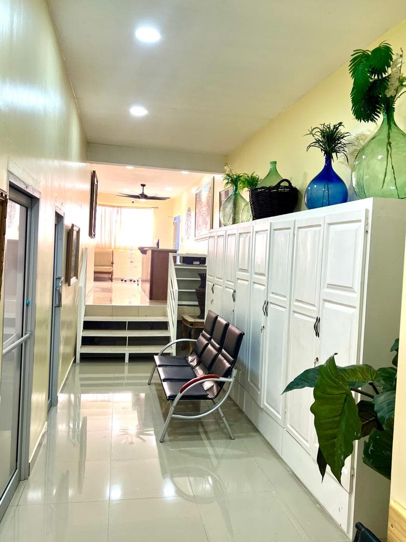 Couloir de l'Institut orné d'œuvres d'art haïtiennes