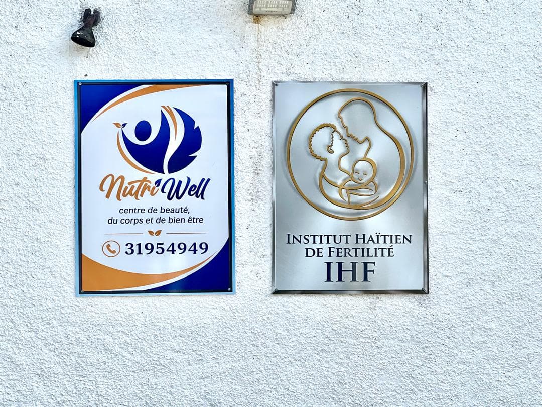 Plaque de l'Institut Haïtien de Fertilité à l'entrée